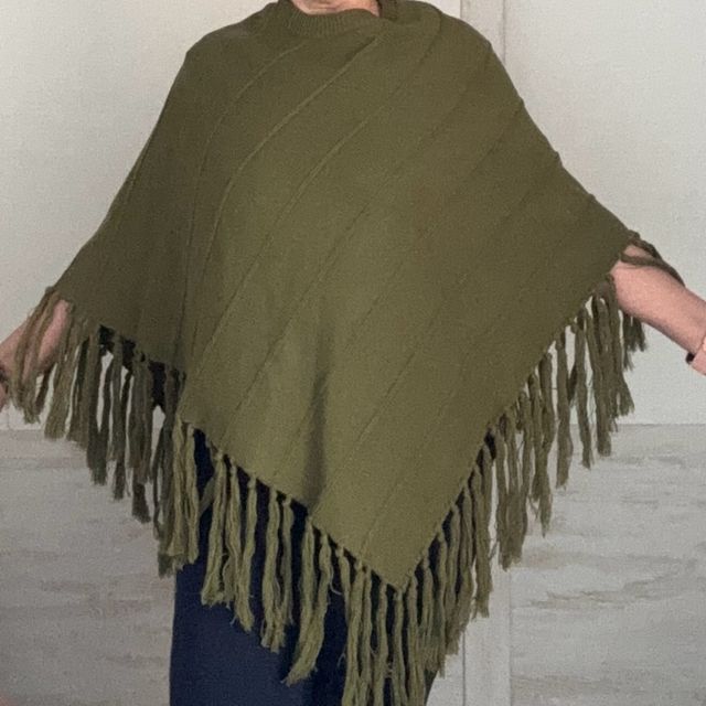 Poncho de punto  verde con flecos