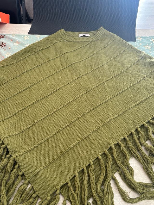 Poncho de punto  verde con flecos