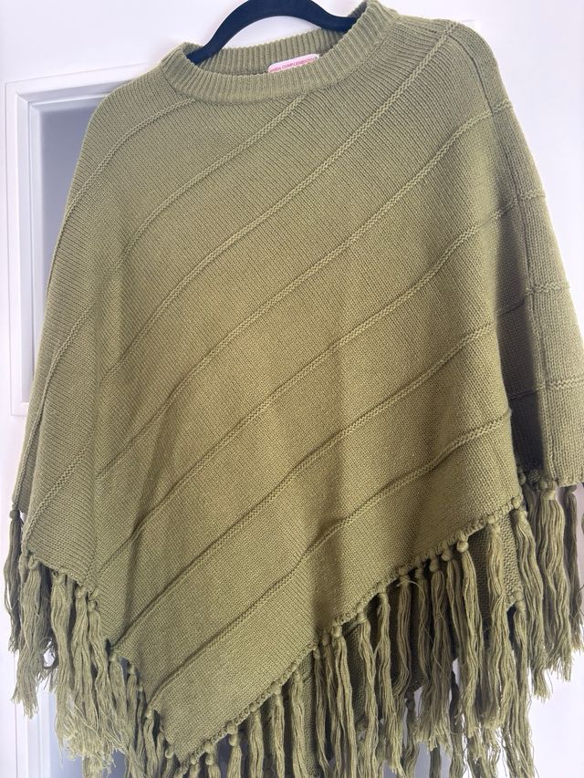 Poncho de punto  verde con flecos