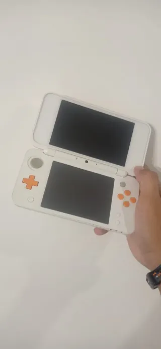 Nintendo 2DS XL Blanca y Naranja