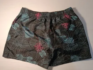 Bañadores negros y rosas con estampado
