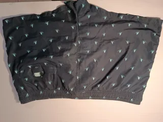 Bañadores negros y rosas con estampado
