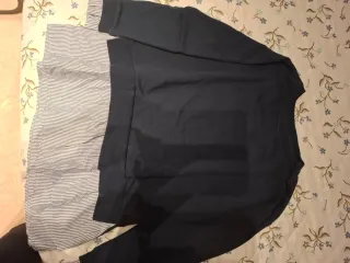 Sudadera azul con rayas blancas