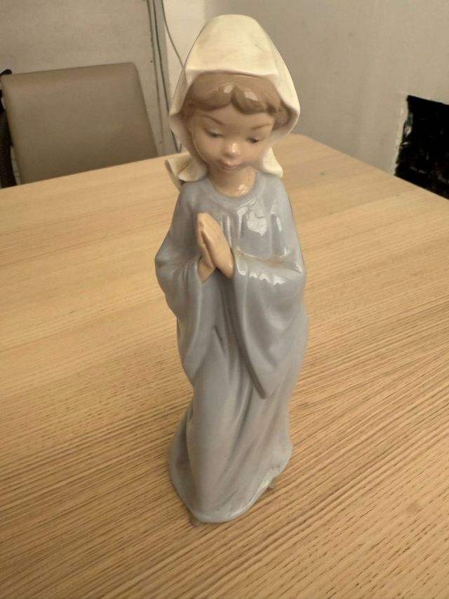 Figura de cerámica rezando