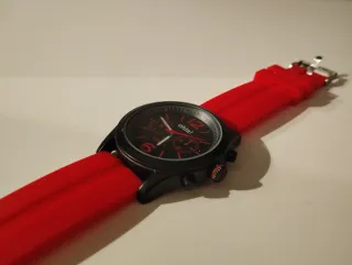 Reloj de pulsera rojo y negro