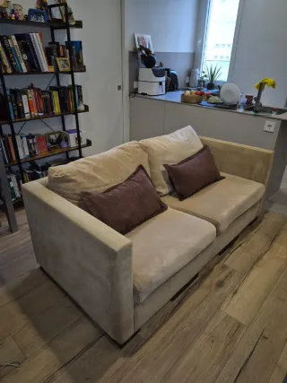 Sofá de tela beige.