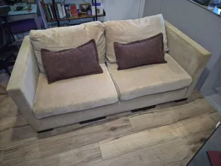 Sofá de tela beige.