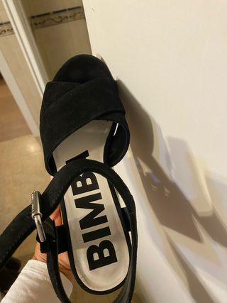 Sandalias Bimba y Lola Ante Negro y tacón corcho 