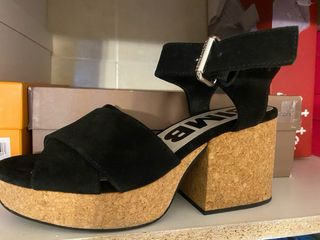 Sandalias Bimba y Lola Ante Negro y tacón corcho 