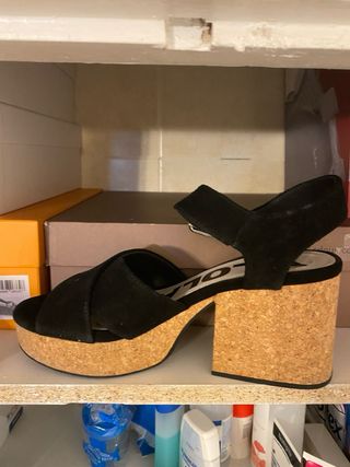 Sandalias Bimba y Lola Ante Negro y tacón corcho 