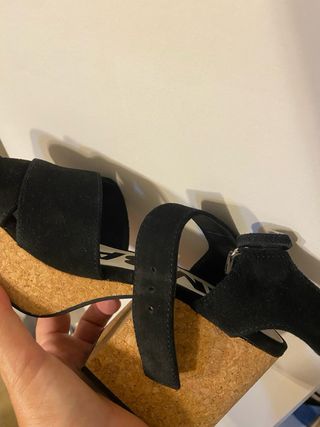 Sandalias Bimba y Lola Ante Negro y tacón corcho 