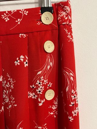 Falda larga roja con botones