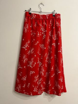 Falda larga roja con botones