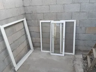 Ventana de aluminio blanca