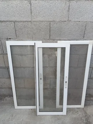 Ventana de aluminio blanca