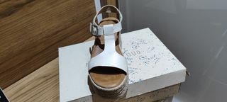 Sandalias cuña blancas y beige