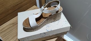 Sandalias cuña blancas y beige