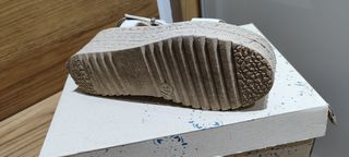 Sandalias cuña blancas y beige