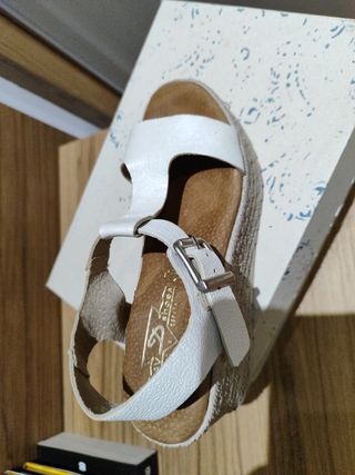 Sandalias cuña blancas y beige