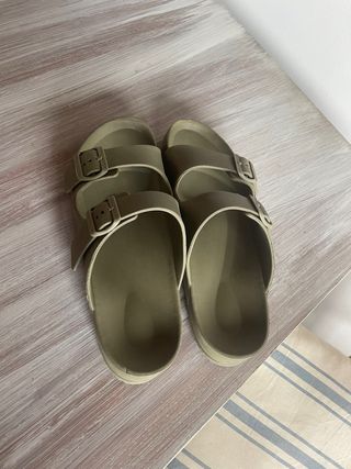 Sandalias planas color verde