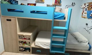 Habitación juvenil litera y escritorio