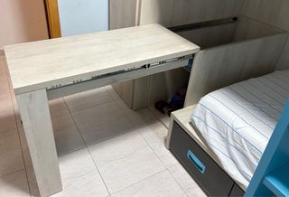 Habitación juvenil litera y escritorio