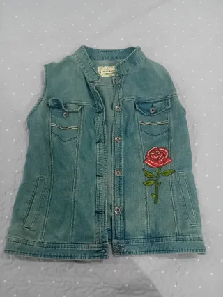 Chaleco vaquero pintado a mano con rosa