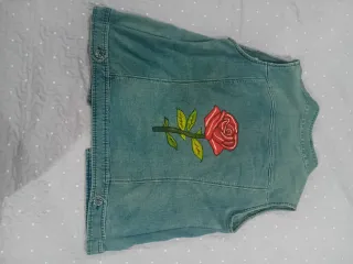 Chaleco vaquero pintado a mano con rosa