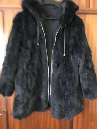 Abrigo negro con capucha de piel