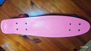 Monopatín rosa como nuevo