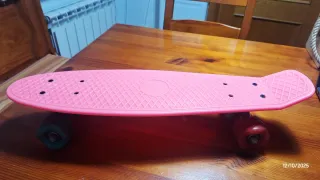 Monopatín rosa como nuevo