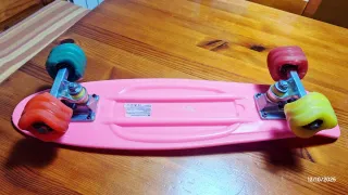 Monopatín rosa como nuevo