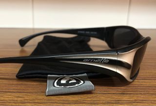 Gafas de sol Arnette negras y plateadas