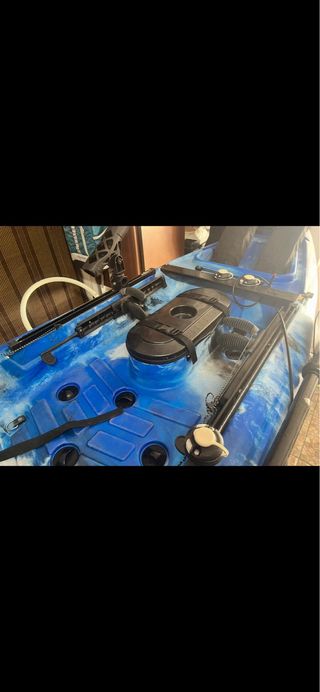 Kayak de pesca azul con accesorios