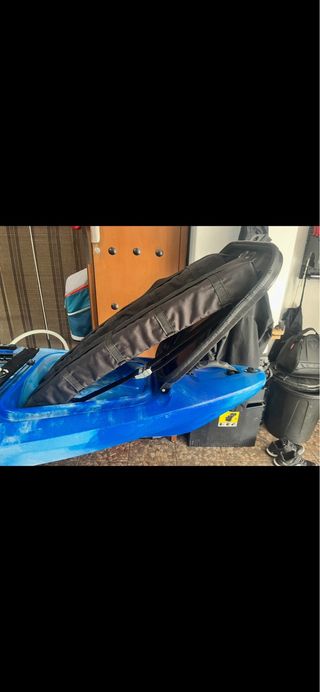 Kayak de pesca azul con accesorios