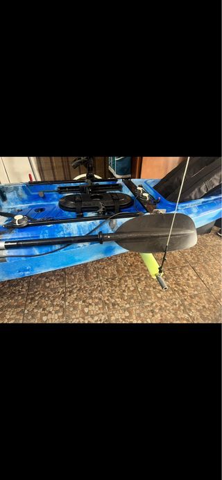 Kayak de pesca azul con accesorios