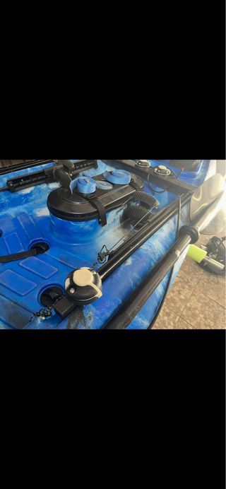 Kayak de pesca azul con accesorios