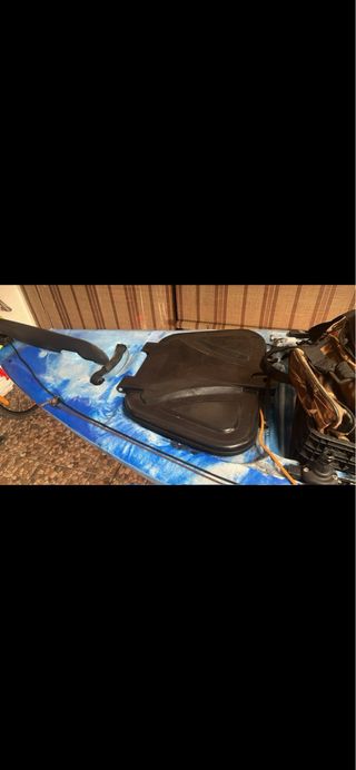 Kayak de pesca azul con accesorios
