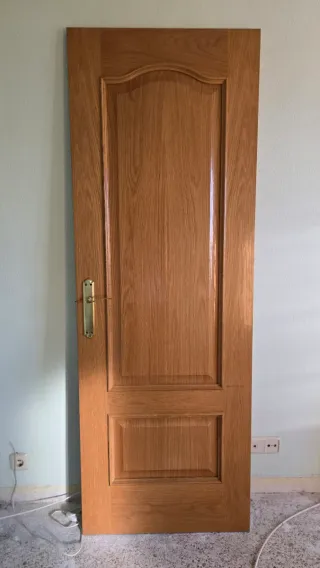 Puerta de madera maciza