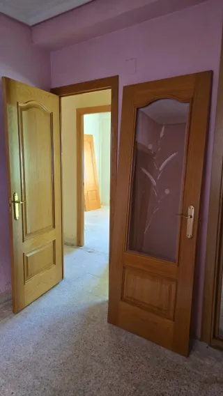 Puerta de madera maciza