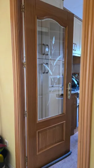 Puerta de madera maciza