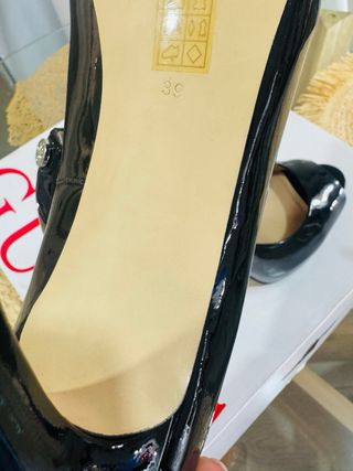 Zapatos Guess charol negros