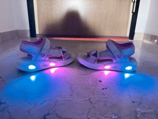 Sandalias Skechers Niña Luces Rosa y Plata