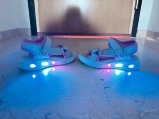 Sandalias Skechers Niña Luces Rosa y Plata