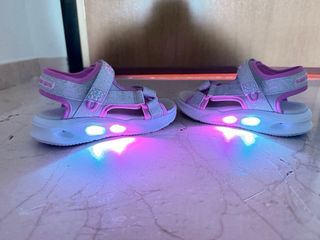 Sandalias Skechers Niña Luces Rosa y Plata