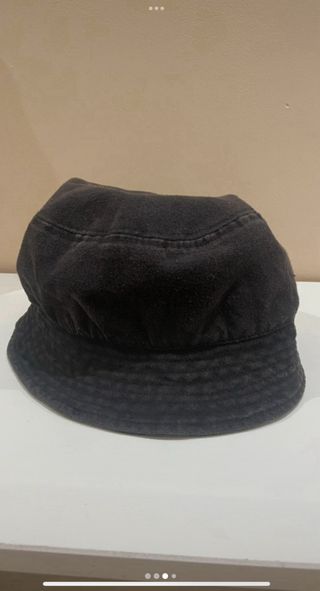 Gorra negra Subdued con bordado de dragón rojo
