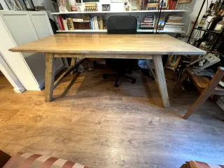 Mesa de comedor de madera para salón.