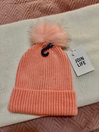 Gorro salmão com pompom
