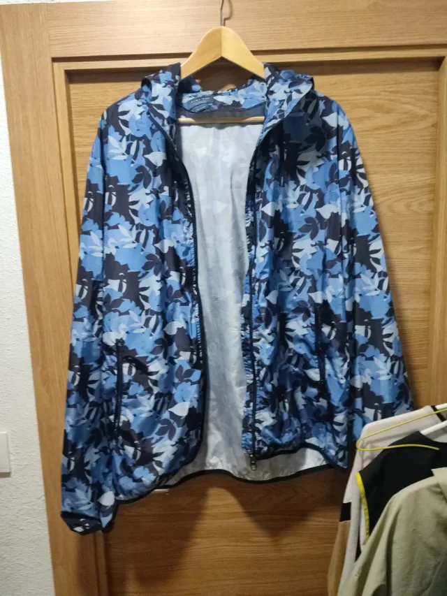 Cortavientos Zara Man floral azul Como nuevo