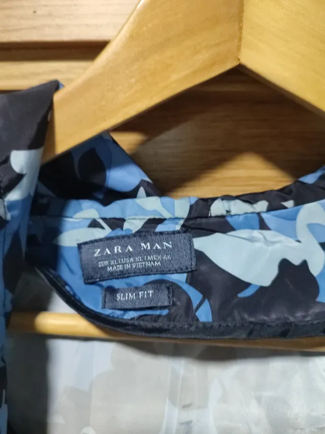 Cortavientos Zara Man floral azul Como nuevo